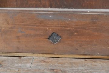 アンティーク建具　ヒノキ材　和モダンな雰囲気を醸し出す升目(マス目)格子蔵戸1枚(きつね格子、狐格子、引き戸、玄関戸)(R-069277)