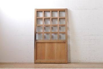 アンティーク建具　ヒノキ材　和モダンな雰囲気を醸し出す升目(マス目)格子蔵戸1枚(きつね格子、狐格子、引き戸、玄関戸)(R-069277)