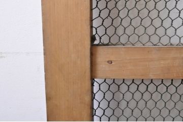 アンティーク建具　ヒノキ材　和モダンな雰囲気を醸し出す升目(マス目)格子蔵戸1枚(きつね格子、狐格子、引き戸、玄関戸)(R-069277)