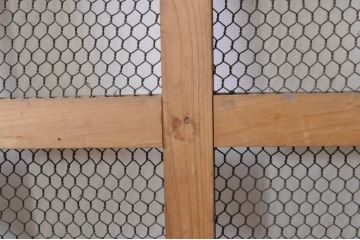 アンティーク建具　ヒノキ材　和モダンな雰囲気を醸し出す升目(マス目)格子蔵戸1枚(きつね格子、狐格子、引き戸、玄関戸)(R-069277)