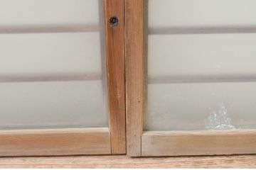 アンティーク建具　レトロな雰囲気が魅力の小さなガラス窓2枚セット(引き戸、ガラス戸)(R-069282)