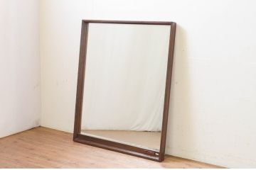 中古　カリモク　domani(ドマーニ)　シンプルなデザインでクラシカルな佇まいが魅力的なコンセント付きミラー(壁掛け鏡、ウォールミラー、店舗什器)(R-069284)