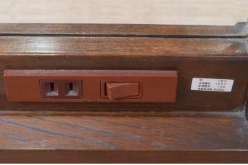 中古　カリモク　domani(ドマーニ)　シンプルなデザインでクラシカルな佇まいが魅力的なコンセント付きミラー(壁掛け鏡、ウォールミラー、店舗什器)(R-069284)