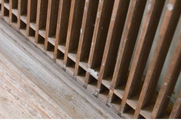 アンティーク建具　レトロな雰囲気を醸し出す小さな筬(オサ)欄間1枚(明り取り、明かり取り、オサランマ)(R-069298)