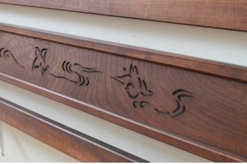 アンティーク建具　総欅(ケヤキ)材　かわいらしい透かし彫りが魅力的な欄間2枚セット(明り取り、明かり取り)(R-069315)