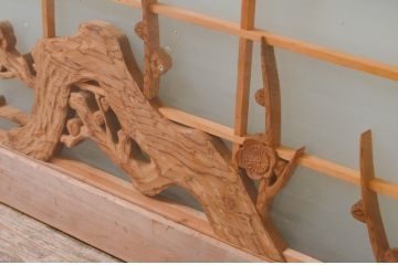 アンティーク建具　両面ガラス　素朴な梅がアクセントの彫刻欄間1枚(明り取り、明かり取り)(R-069317)
