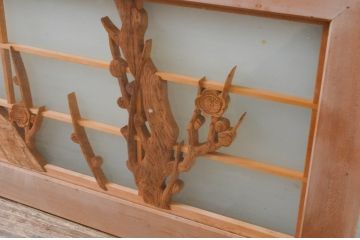 アンティーク建具　両面ガラス　素朴な梅がアクセントの彫刻欄間1枚(明り取り、明かり取り)(R-069317)
