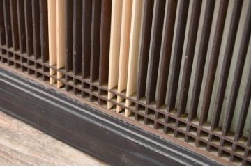 アンティーク建具　整然と並ぶ縦桟が美しい筬(オサ)欄間1枚(明り取り、明かり取り、オサランマ)(R-069323)