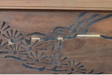 アンティーク建具　和モダンな空間におすすめなかわいらしい松の透かし彫り欄間1枚(明り取り、明かり取り)(R-069339)