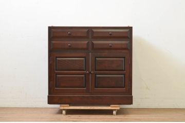 中古　松本民芸家具　ヒノキ天板リメイク　シックな色合いが落ち着いた雰囲気を醸し出すサイドボード(戸棚、収納棚、サイドキャビネット)(R-069341)