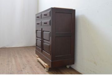 中古　松本民芸家具　ヒノキ天板リメイク　シックな色合いが落ち着いた雰囲気を醸し出すサイドボード(戸棚、収納棚、サイドキャビネット)(R-069341)