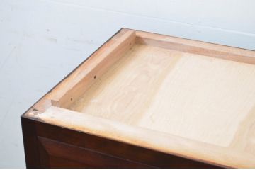 中古　松本民芸家具　ヒノキ天板リメイク　シックな色合いが落ち着いた雰囲気を醸し出すサイドボード(戸棚、収納棚、サイドキャビネット)(R-069341)