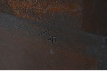 中古　松本民芸家具　ヒノキ天板リメイク　シックな色合いが落ち着いた雰囲気を醸し出すサイドボード(戸棚、収納棚、サイドキャビネット)(R-069341)