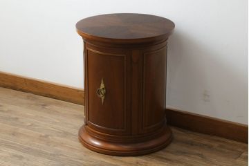中古　DREXEL HERITAGE(ドレクセルヘリテイジ)　Triune(トライユン)　クラシカルな佇まいと美しい杢目使いが目を惹くドラムテーブル(サイドテーブル、ラウンドテーブル、コーヒーテーブル、サイドキャビネット)(R-069342)