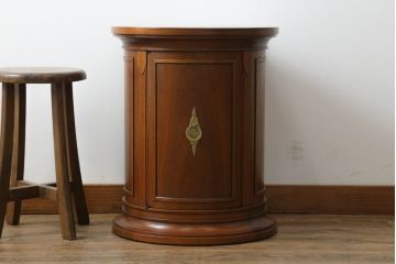 中古　DREXEL HERITAGE(ドレクセルヘリテイジ)　Triune(トライユン)　クラシカルな佇まいと美しい杢目使いが目を惹くドラムテーブル(サイドテーブル、ラウンドテーブル、コーヒーテーブル、サイドキャビネット)(R-069342)