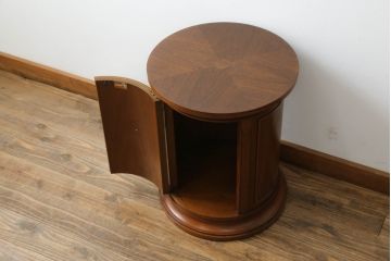 中古　DREXEL HERITAGE(ドレクセルヘリテイジ)　Triune(トライユン)　クラシカルな佇まいと美しい杢目使いが目を惹くドラムテーブル(サイドテーブル、ラウンドテーブル、コーヒーテーブル、サイドキャビネット)(R-069342)