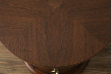 中古　DREXEL HERITAGE(ドレクセルヘリテイジ)　Triune(トライユン)　クラシカルな佇まいと美しい杢目使いが目を惹くドラムテーブル(サイドテーブル、ラウンドテーブル、コーヒーテーブル、サイドキャビネット)(R-069342)