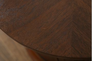中古　DREXEL HERITAGE(ドレクセルヘリテイジ)　Triune(トライユン)　クラシカルな佇まいと美しい杢目使いが目を惹くドラムテーブル(サイドテーブル、ラウンドテーブル、コーヒーテーブル、サイドキャビネット)(R-069342)
