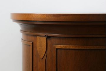 中古　DREXEL HERITAGE(ドレクセルヘリテイジ)　Triune(トライユン)　クラシカルな佇まいと美しい杢目使いが目を惹くドラムテーブル(サイドテーブル、ラウンドテーブル、コーヒーテーブル、サイドキャビネット)(R-069342)