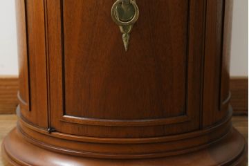 中古　DREXEL HERITAGE(ドレクセルヘリテイジ)　Triune(トライユン)　クラシカルな佇まいと美しい杢目使いが目を惹くドラムテーブル(サイドテーブル、ラウンドテーブル、コーヒーテーブル、サイドキャビネット)(R-069342)