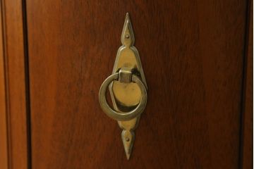 中古　DREXEL HERITAGE(ドレクセルヘリテイジ)　Triune(トライユン)　クラシカルな佇まいと美しい杢目使いが目を惹くドラムテーブル(サイドテーブル、ラウンドテーブル、コーヒーテーブル、サイドキャビネット)(R-069342)