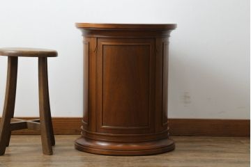 中古　DREXEL HERITAGE(ドレクセルヘリテイジ)　Triune(トライユン)　クラシカルな佇まいと美しい杢目使いが目を惹くドラムテーブル(サイドテーブル、ラウンドテーブル、コーヒーテーブル、サイドキャビネット)(R-069342)