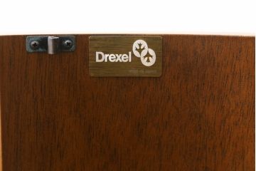 中古　DREXEL HERITAGE(ドレクセルヘリテイジ)　Triune(トライユン)　クラシカルな佇まいと美しい杢目使いが目を惹くドラムテーブル(サイドテーブル、ラウンドテーブル、コーヒーテーブル、サイドキャビネット)(R-069343)