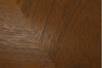 中古　DREXEL HERITAGE(ドレクセルヘリテイジ)　Triune(トライユン)　クラシカルな佇まいと美しい杢目使いが目を惹くドラムテーブル(サイドテーブル、ラウンドテーブル、コーヒーテーブル、サイドキャビネット)(R-069343)