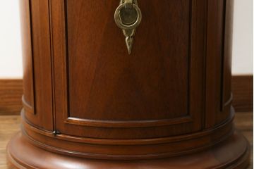中古　DREXEL HERITAGE(ドレクセルヘリテイジ)　Triune(トライユン)　クラシカルな佇まいと美しい杢目使いが目を惹くドラムテーブル(サイドテーブル、ラウンドテーブル、コーヒーテーブル、サイドキャビネット)(R-069343)