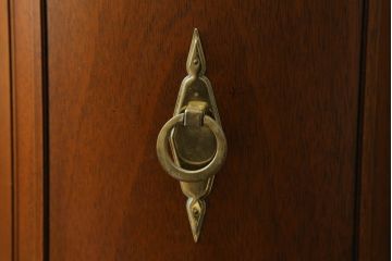 中古　DREXEL HERITAGE(ドレクセルヘリテイジ)　Triune(トライユン)　クラシカルな佇まいと美しい杢目使いが目を惹くドラムテーブル(サイドテーブル、ラウンドテーブル、コーヒーテーブル、サイドキャビネット)(R-069343)