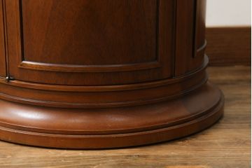中古　DREXEL HERITAGE(ドレクセルヘリテイジ)　Triune(トライユン)　クラシカルな佇まいと美しい杢目使いが目を惹くドラムテーブル(サイドテーブル、ラウンドテーブル、コーヒーテーブル、サイドキャビネット)(R-069343)