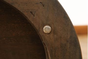 中古　DREXEL HERITAGE(ドレクセルヘリテイジ)　Triune(トライユン)　クラシカルな佇まいと美しい杢目使いが目を惹くドラムテーブル(サイドテーブル、ラウンドテーブル、コーヒーテーブル、サイドキャビネット)(R-069343)