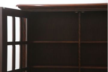 中古　美品　九州民芸家具　シックな色合いとクラシカルな佇まいが美しいサイドキャビネット(サイドボード、ブックケース、書棚、本棚、本箱、戸棚、収納棚)(R-069349)