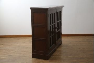 中古　美品　九州民芸家具　シックな色合いとクラシカルな佇まいが美しいサイドキャビネット(サイドボード、ブックケース、書棚、本棚、本箱、戸棚、収納棚)(R-069349)