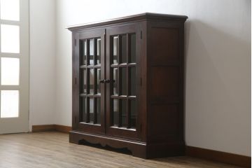 中古　美品　九州民芸家具　シックな色合いとクラシカルな佇まいが美しいサイドキャビネット(サイドボード、ブックケース、書棚、本棚、本箱、戸棚、収納棚)(R-069349)