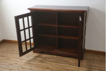 中古　美品　九州民芸家具　シックな色合いとクラシカルな佇まいが美しいサイドキャビネット(サイドボード、ブックケース、書棚、本棚、本箱、戸棚、収納棚)(R-069349)