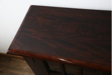 中古　美品　九州民芸家具　シックな色合いとクラシカルな佇まいが美しいサイドキャビネット(サイドボード、ブックケース、書棚、本棚、本箱、戸棚、収納棚)(R-069349)