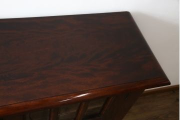 中古　美品　九州民芸家具　シックな色合いとクラシカルな佇まいが美しいサイドキャビネット(サイドボード、ブックケース、書棚、本棚、本箱、戸棚、収納棚)(R-069349)