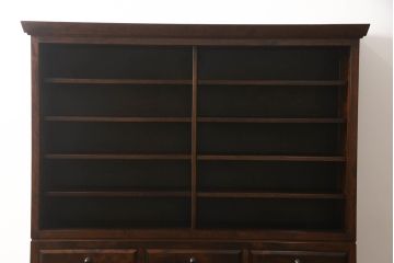 中古　美品　九州民芸家具　落ち着いた色合いが大人な雰囲気を醸し出す食器棚(収納棚、戸棚、キャビネット、水屋箪笥、店舗什器)(R-069350)