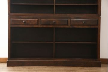 中古　美品　九州民芸家具　落ち着いた色合いが大人な雰囲気を醸し出す食器棚(収納棚、戸棚、キャビネット、水屋箪笥、店舗什器)(R-069350)