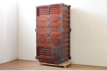 中古　匠工芸　三方欅(ケヤキ)材　重厚感と緻密な美しさを兼ね備えた三国二段重ね車箪笥(帳場箪笥、衣装箪笥、和タンス、収納たんす、整理箪笥、引き出し)(定価約300万円)(R-069351)