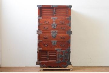 中古　匠工芸　三方欅(ケヤキ)材　重厚感と緻密な美しさを兼ね備えた三国二段重ね車箪笥(帳場箪笥、衣装箪笥、和タンス、収納たんす、整理箪笥、引き出し)(定価約300万円)(R-069351)