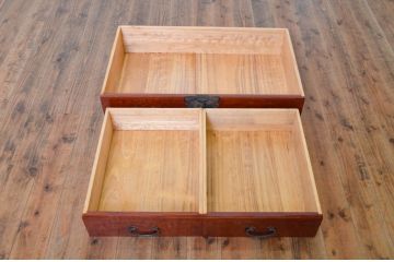 中古　匠工芸　三方欅(ケヤキ)材　重厚感と緻密な美しさを兼ね備えた三国二段重ね車箪笥(帳場箪笥、衣装箪笥、和タンス、収納たんす、整理箪笥、引き出し)(定価約300万円)(R-069351)