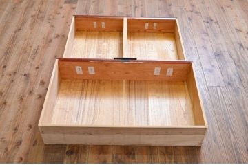 中古　匠工芸　三方欅(ケヤキ)材　重厚感と緻密な美しさを兼ね備えた三国二段重ね車箪笥(帳場箪笥、衣装箪笥、和タンス、収納たんす、整理箪笥、引き出し)(定価約300万円)(R-069351)