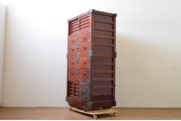 中古　匠工芸　三方欅(ケヤキ)材　重厚感と緻密な美しさを兼ね備えた三国二段重ね車箪笥(帳場箪笥、衣装箪笥、和タンス、収納たんす、整理箪笥、引き出し)(定価約300万円)(R-069351)
