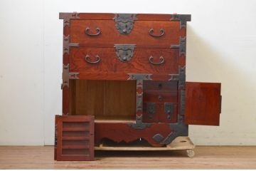 中古　匠工芸　三方欅(ケヤキ)材　重厚感と緻密な美しさを兼ね備えた三国車箪笥(和タンス、時代箪笥、収納たんす、引き出し)(R-069353)