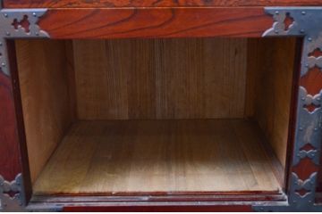 中古　匠工芸　三方欅(ケヤキ)材　重厚感と緻密な美しさを兼ね備えた三国車箪笥(和タンス、時代箪笥、収納たんす、引き出し)(R-069353)