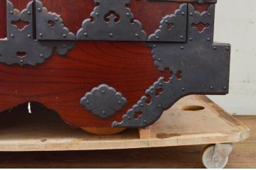 中古　匠工芸　三方欅(ケヤキ)材　重厚感と緻密な美しさを兼ね備えた三国車箪笥(和タンス、時代箪笥、収納たんす、引き出し)(R-069353)