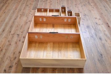 中古　匠工芸　三方欅(ケヤキ)材　重厚感と緻密な美しさを兼ね備えた三国車箪笥(和タンス、時代箪笥、収納たんす、引き出し)(R-069353)