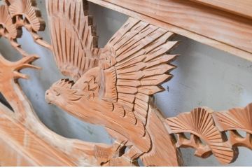アンティーク建具　和の雰囲気を高める松と鷹の彫刻欄間1枚(明り取り、明かり取り)(R-069365)